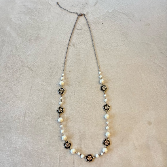 Black and White enamel‎ Flower & Pearl Necklace - Picture 4 of 7